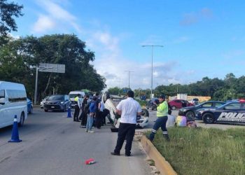 Carambola en Playa del Carmen deja dos lesionados y varios vehículos dañados