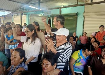 Yensunni Martínez cumple a tianguistas de Solidaridad con la entrega de contratos de propiedad