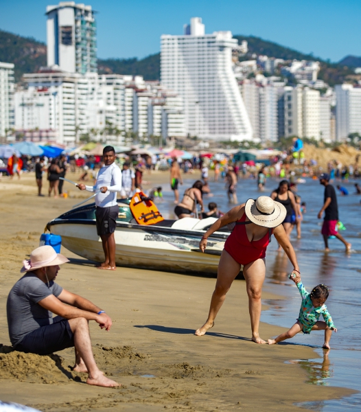 Sobre estas líneas, a la derecha y debajo, turistas disfrutan en playas de Acapulco, Guerrero. El puerto cerró 2024 cierra con una recuperación de 65 % de sus alojamientos turísticos