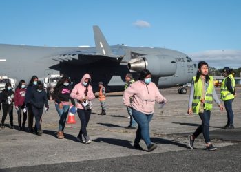 Administración de Trump inicia la deportación de migrantes en aviones militares