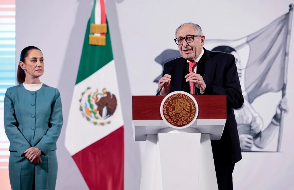 El secretario de Salud de México, David Kershenobich, en la conferencia matutina de la presidenta Claudia Sheinbaum, donde admitió que se estudia la posible muerte de un hombre por metapneumovirus humano o HMPV (Foto de EFE)