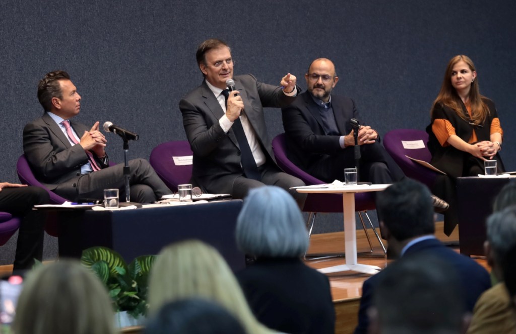 El secretario de Marcelo Ebrard durante un foro de consulta el martes en Guadalajara. Ayer, dijo que EE.UU. no puede amenazar al mismo tiempo a México y a China con aranceles sin afectar su propia economía