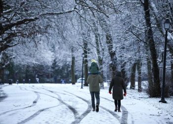 Aeropuertos de Reino Unido cierran sus pistas y suspenden vuelos por fuertes nevadas