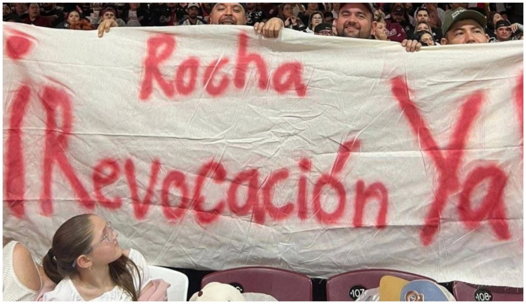 Aficionados de los Tomateros de Culiacán protestaron contra el gobernador Rubén Rocha durante un juego de la Liga Mexicana del Pacífico.