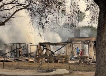 Al menos trece desaparecidos en los incendios de Los Ángeles, que dejan once muertos