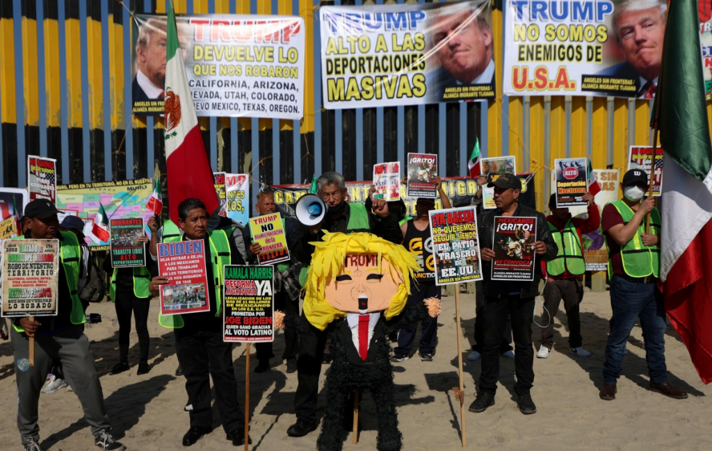 Manifestación de diversas organizaciones en defensa de migrantes en el muro que divide México y Estados Unidos a la altura de playas de Tijuana a un día de que asuma como presidente Donald Trump