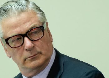 Alec Baldwin demanda a funcionarios por el caso ‘Rust’