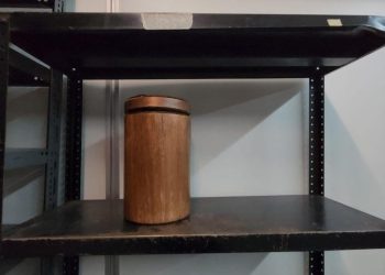 Aparece una urna perdida en el Metro de CDMX y buscan a su familia