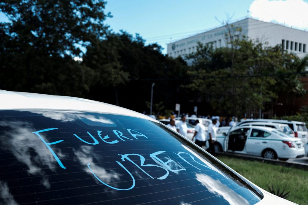 Legisladores aprueban sanciones contra taxistas de Cancún y conductores de Uber que incurran en actos violentos