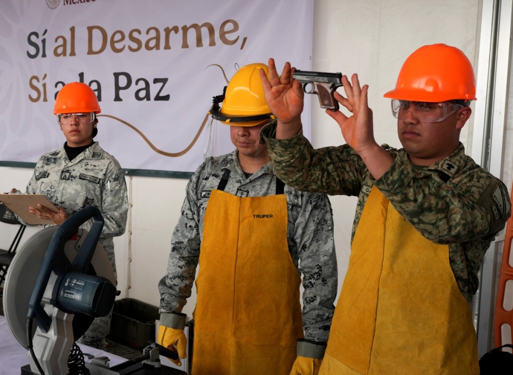 La presidenta Claudia Sheinbaum lanzó un plan nacional de desarme (canje de armas por dinero) como parte de los esfuerzos de su gobierno para hacer frente a la violencia que golpea a vastas regiones del país