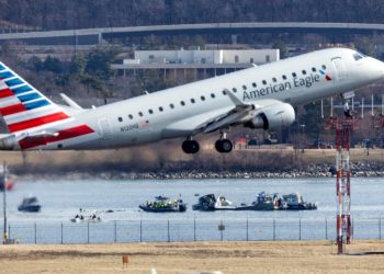 Autoridades de EE.UU. recuperan la caja negra del avión accidentado en Washington DC
