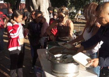 Auxilio a los migrantes en México: brindan alimentos a los varados en el Sur