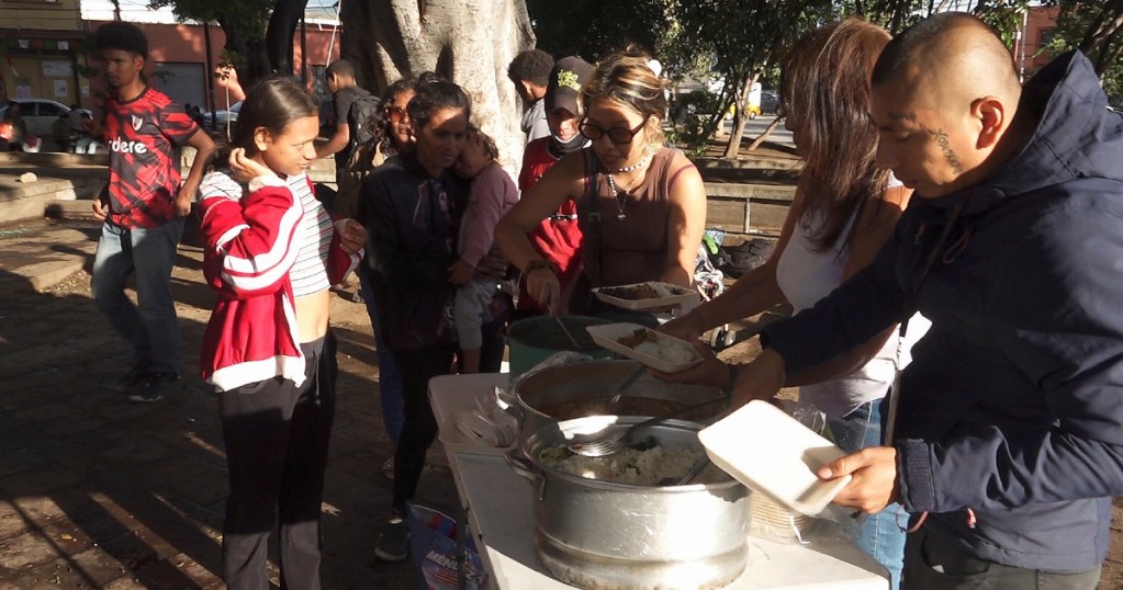 Comunidades indígenas de Oaxaca han tomado la iniciativa para auxiliar y alimentar a los migrantes que se quedan varados lejos de la frontera norte, en el sur de México