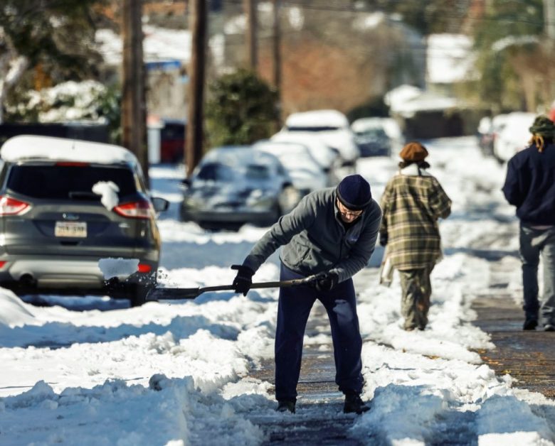 Arriba, un hombre palea nieve frente a su casa en Nueva Orleans. A la izquierda y abajo, dos estampas del poblado de Avondale Estates, en Atlanta, Georgia. Una tormenta invernal arrojó nieve ayer sobre la mayor parte de la costa sur de los Estados Unidos