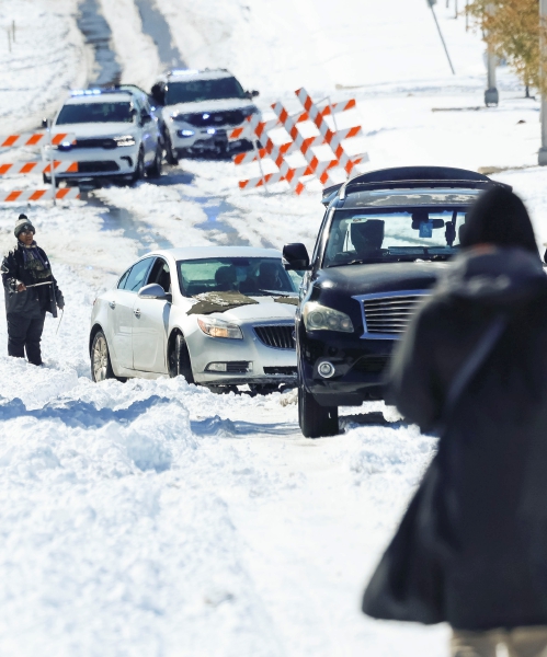 New Orleans (United States), 22/01/2025.- Vehicles stranded on snow-covered streets following a winter storm in New Orleans, Louisiana, USA, 22 January 2025. The rare storm affected most of the Gulf Coast of the southern United States, hampering travel and closing schools and businesses in the area. (tormenta, Estados Unidos, Nueva Orleáns) EFE/EPA/DERICK E. HINGLE