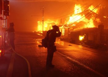 Avanzan sin control cuatro incendios en Los Ángeles; reportan al menos dos fallecidos