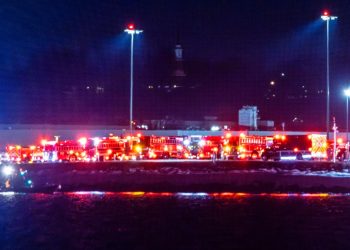 Avión comercial choca contra helicóptero del ejército en Washington; suspenden vuelos