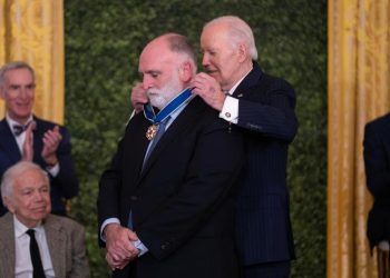 Biden condecora al chef José Andrés, ‘Magic’ Johnson, Bono y otras personalidades con la Medalla Presidencial de la Libertad