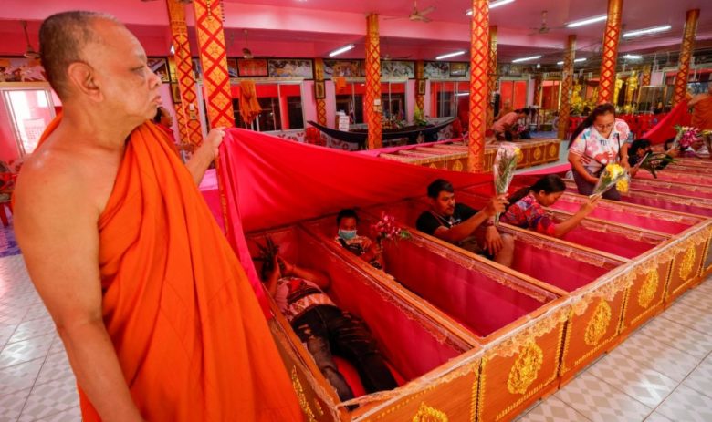 Católicos de la India asisten a las misas matinales del Año Nuevo en la Basílica de Santa María en Bangalore. Abajo, el desfile anual de Londres, y a la izquierda, el festejo en Times Square