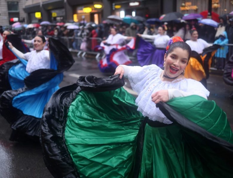 Fuegos artificiales sobre el Puente de la Capilla y el casco antiguo de Lucerna, Suiza; desfile anual en Londres, y baño de Año Nuevo en Gdansk Jelitkowo, Polonia