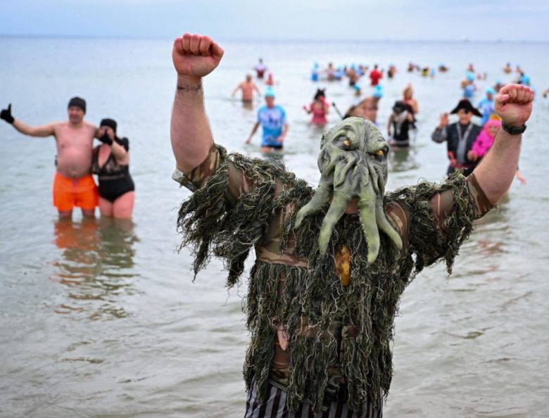 Una gran multitud festeja la llegada del Año Nuevo en Times Square, tras la caída de la icónica bola de cristal que, como es tradición, marcó el final de 2024 y el inicio de 2025 en el corazón de Nueva York