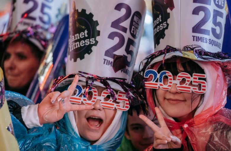 Los personajes de “Quint” y “jefe Brody” de la película “Tiburón”, en evento de natación de Año Nuevo en la playa de Boston
