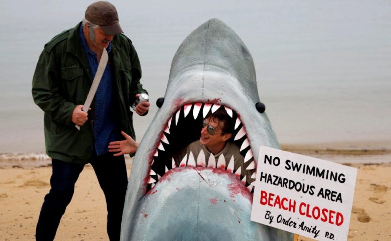 Nadadores toman un baño helado de Año Nuevo en Kromme Rijn, Países Bajos. A la derecha, tailandeses rezan en ataúdes frente a un monje budista durante el rito de resurrección de Año Nuevo en el templo Wat Takien, a las afueras de Bangkok