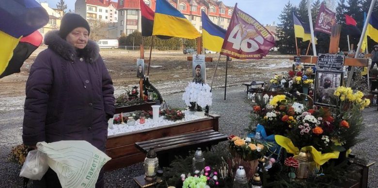 En el primer día del año, familias ucranianas acudieron a visitar a sus seres queridos enterrados en el Cementerio Militar de Leópolis