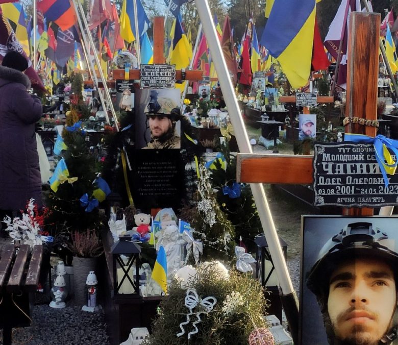 Árboles de Navidad y otros adornos en las tumbas de los soldados ucranianos muertos en la guerra, en el Cementerio de Leópolis