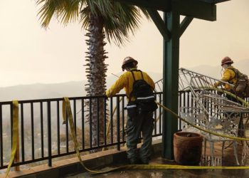 Bomberos continúan la lucha contra los incendios de Los Ángeles; temen por pronóstico de fuertes vientos