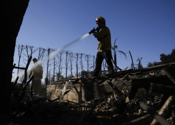 Bomberos mexicanos ayudan a combatir incendios en Los Ángeles; apoyo no tiene fronteras