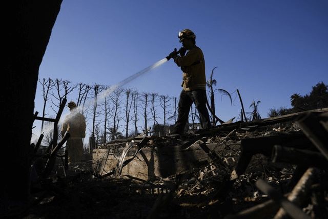 Bomberos mexicanos ayudan a combatir el fuego que ha acorralado a la ciudad de Los Ángeles y que ha dejado sin vida al menos a 24 personas.