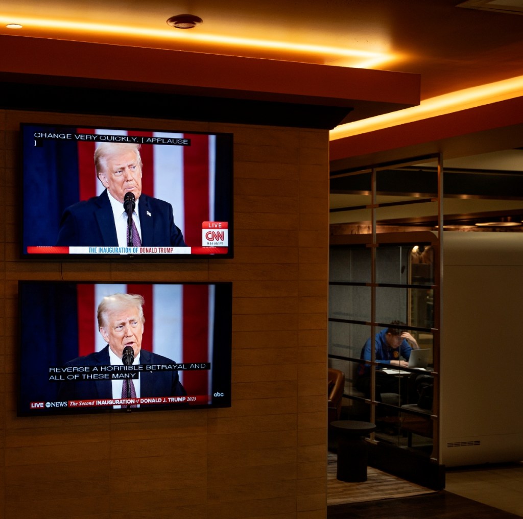 La investidura del presidente de Estados Unidos Donald Trump, se transmite en vivo en pantallas del vestíbulo de un edificio de Nueva Escocia, Canadá, lugar donde se esperaban reacciones importantes