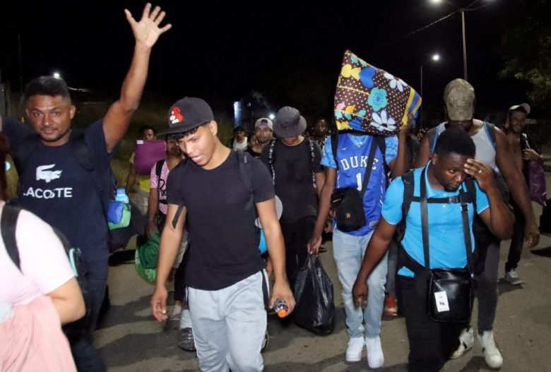 Migrantes caminan en una caravana la madrugada de ayer domingo, en el municipio de Tapachula, Chiapas. Los migrantes continúan arriesgándose a pesar de las restricciones impuestas por el nuevo gobierno de Estados Unidos, encabezado por Donald Trump