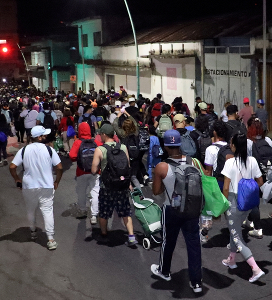 Arriba y a la derecha, dos imágenes de la primera caravana de la administración Trump, que salió hace una semana, también en Tapachula. Ayer salió otra desde el mismo punto