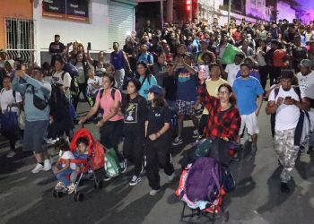 Caravana de migrantes desafía restricciones de Estados Unidos