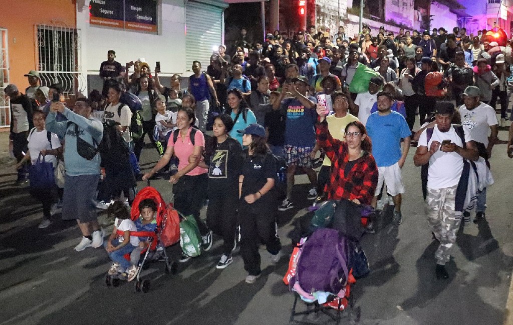 Miles de migrantes salieron de Tapachula, Chiapas, en una nueva caravana rumbo a Ciudad de México, para posteriormente intentar cruzar a Estados Unidos, pese a las restricciones migratorias de ese país