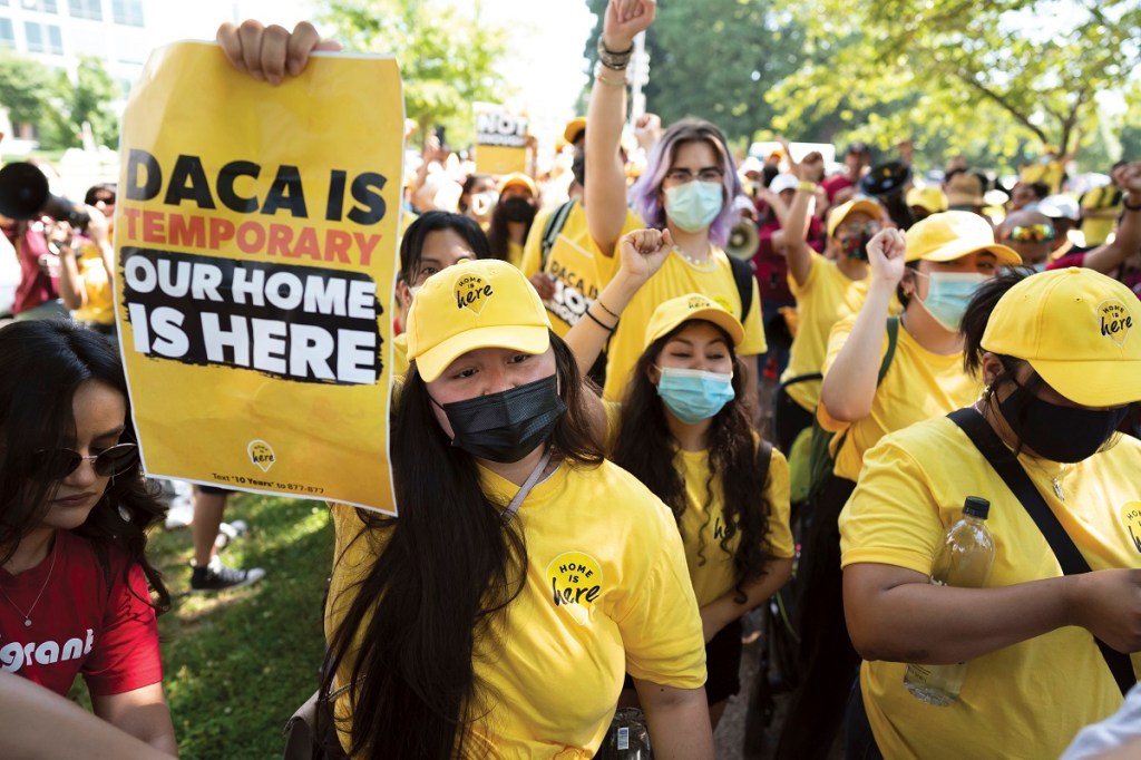 Imagen de archivo de una manifestación ante el Capitolio en Estados Unidos, en Washington, para apoyar la Ley de Acción Diferida para los Llegados en la Infancia (DACA), una de las medidas de protección de inmgrantes en ese país (Foto de AP)