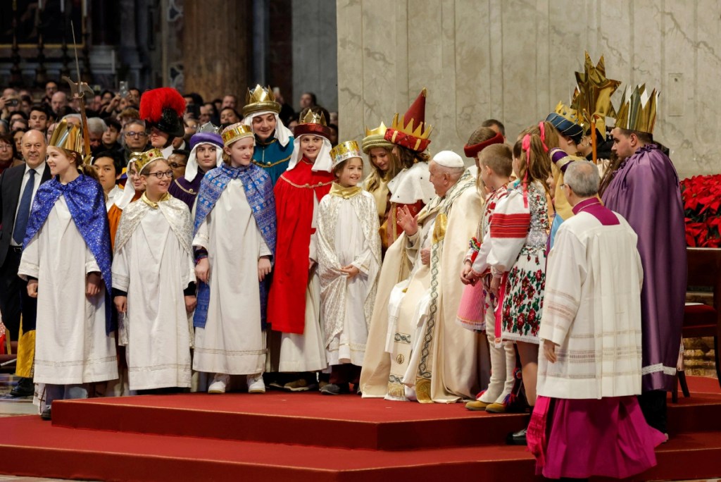 Niños vestidos de Reyes Magos acompañaron al papa Francisco, durante una misa por la solemnidad de María, Madre de Dios, en el Vaticano