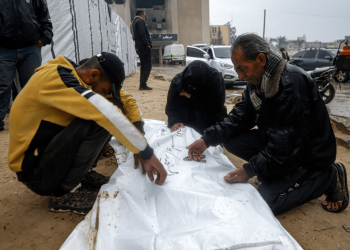 Con alto al fuego en Gaza llega desafío espeluznante: sacar y contar a los muertos