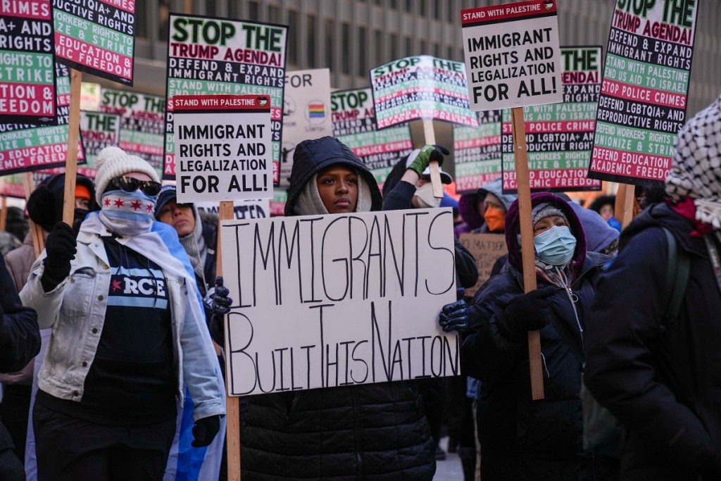 Una manifestación en Chicago contra las políticas migratorias del presidente Donald Trump (Foto de AP)