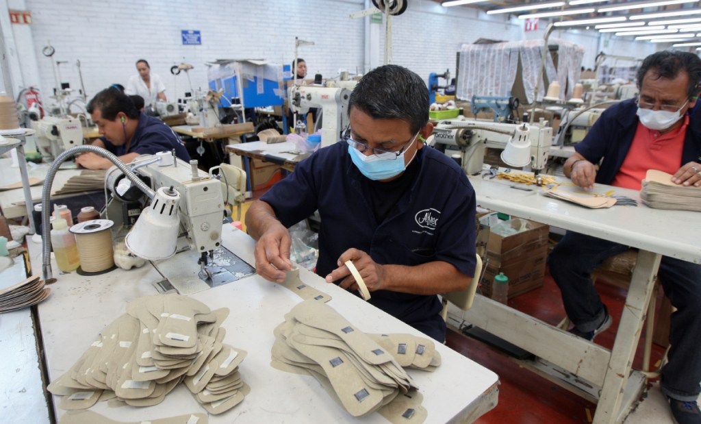 Obreros en fábrica de calzado. Coparmex promueve el crecimiento