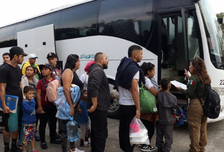 Migrantes esperan para abordar autobuses, ayer viernes, en Tapachula, Chiapas. A la izquierda, personal del Instituto Nacional de Migracion (INM) dialoga con migrantes. Debajo, decenas de extranjeros hacen fila para tramitar papeles migratorios, en instalaciones de la capital chiapaneca