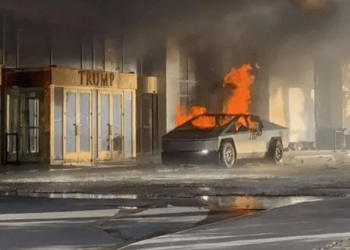 Cybertruck explota en la puerta de un hotel de Donald Trump (VÍDEO)