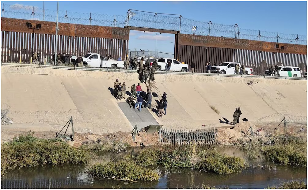 Decenas de la Patrulla Fronteriza y autoridades mexicanas un operativo para investigar un túnel que presuntamente conecta la frontera para el paso de migrantes.