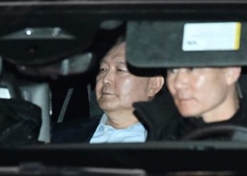 Detienen al destituido presidente de Corea del Sur Yoon Suk Yeol