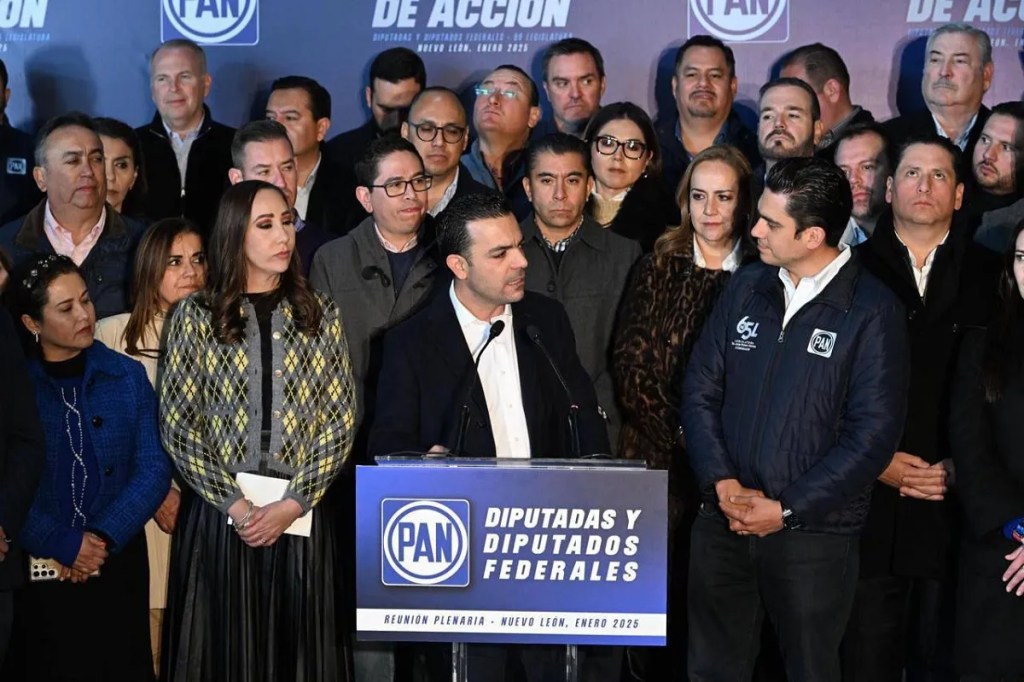 Aspecto de la reunión plenaria de los diputados del PAN, cuyo coordinador es ahora Elías Lixa