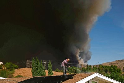 Bomberos trabajan para combatir el incendio “Hughes”, cerca del lago Castaic, una popular zona de recreo, a unos 64 kilómetros al norte de los devastadores incendios “Eaton” y “Palisades” que siguen activos después de tres semanas