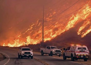 Doble peligro en California: fuego y aludes de ceniza