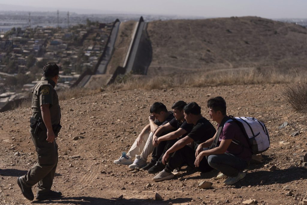 Hombres detenidos tras cruzar la frontera de Estados Unidos de forma ilegal el 23 de enero de 2025, la recién aprobada ley Laken Riley permite detenciones por delitos menores.